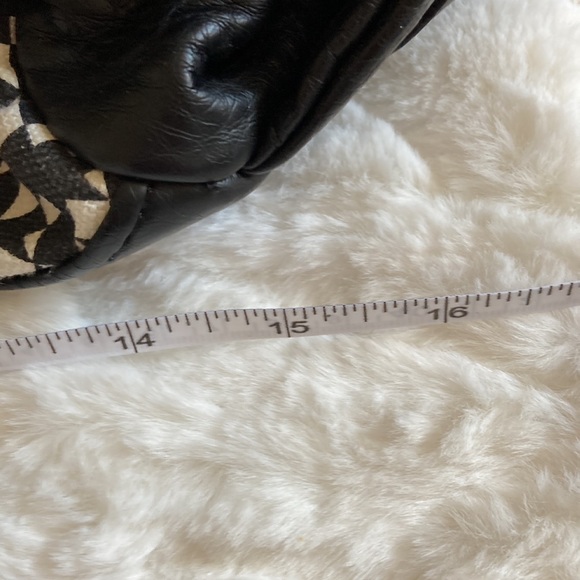 Black and white purse - Picture 7 of 8